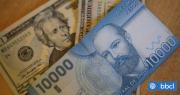 El peso chileno no cede terreno y el dólar termina por caer hacia los $923