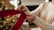 Árbol de navidad: por qué recomiendan colocarle una cinta roja y para qué sirve