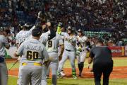 LVBP: Leones y Tiburones vaciaron sus bancas en noche de altas emociones