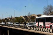 Tránsito con demoras en el puente Neuquén