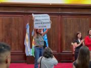 Sufría bullying en un colegio de la UBA y se suicidó: su mamá recibió el diploma de su hija y reclamó justicia