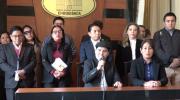 Gobernador de Chuquisaca se pronuncia tras caída en acto público y asegura estar sano