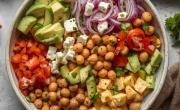 Receta fresca y proteica para el verano: ensalada con garbanzos crujientes, fácil y deliciosa
