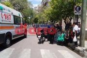 Accidente entre una moto y un auto dejó a un hombre hospitalizado (VIDEO)