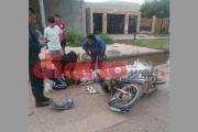 Por mirar el celular una motociclista chocó de atrás a una camioneta y sufrió lesiones