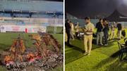 El plantel de Estudiantes de Río Cuarto hizo un asado en el terreno de juego para festejar el ascenso