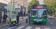 Discutía con su pareja en Berisso, cruzó la calle sin mirar y lo atropelló un micro