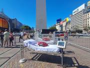 Instalaron una cama y una cuna con corazones gigantes en el Obelisco: quién las puso y por qué
