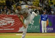 LVBP: Wilmer Font revive la esperanza de Leones del Caracas