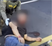 Activistas alertan con silbatos la llegada de ICE al Home Depot: un jornalero es atropellado mientras huía