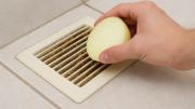 Frotar cebolla en las rejillas: para qué sirve este truco casero que se volvió viral