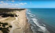 Tiene solo 20 habitantes, playas gigantes y queda a 5 horas de CABA: el balneario ideal para descansar en el verano 2026
