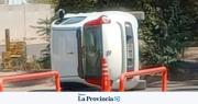 Un auto volcó en una transitada esquina de Rivadavia