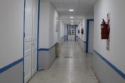 Al ver que no lo atendían, descubrió al médico con una enfermera y todo terminó a los golpes
