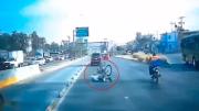 Motociclista circulaba por carril exclusivo para colectivos y sufrió un violento accidente