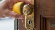 Limpiar con limón los picaportes: para qué sirve y por qué lo recomiendan