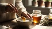Mezclar miel con sal: por qué recomiendan hacerlo y para qué sirve