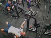 Estaba en el gimnasio, levantó peso con una técnica peligrosa, la barra cayó sobre su pecho y murió al instante