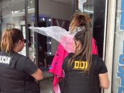 Dejame que me saque las mechas del pelo: detuvieron a la líder de una banda de entraderas mientras se teñía en la peluquería