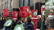 Trabajadores Unidos de cafetines Starbucks se manifiestan en Nueva York
