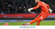 El penal a 130 kilómetros por hora que pateó el arquero del Napoli y recorre el mundo