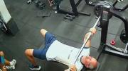 VIDEO SENSIBLE: La terrible muerte de un hombre mientras hacía ejercicio con pesas en un gimnasio
