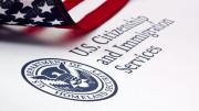 Permisos de trabajo a migrantes en EEUU fueron reducidos drásticamente, USCIS refuerza “controles de seguridad”