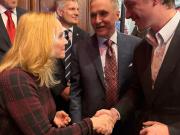 El embajador de Estados Unidos: Trump me dijo que viniera a ayudar a su amigo, Javier Milei