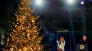 Donald y Melania Trump encendieron el árbol de Navidad en la Casa Blanca con un discurso religioso
