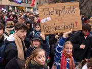 Alemania aprobó servicio militar voluntario (por ahora) y aspira a la creación del Ejército más poderoso de Europa