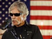 Un ícono de la música country fue hospitalizado tras apuñalarse a sí mismo, bajo los efectos de la cocaína y el whisky