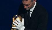 ¿Por qué Lionel Scaloni se puso guantes blancos para llevar la Copa del Mundo?