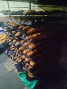 Grupo de jóvenes vende pan a 0,50 centavos para paliar la crítica situación de la población vulnerable