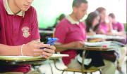 Colegio de Profesores respalda limitar celulares, pero pide apoyo para aplicar posible nueva ley