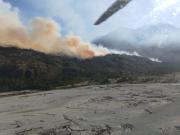 Medio centenar de personas combaten el incendio en El Turbio