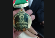 El periodista Guider Arancibia de EL DEBER recibe la medalla Ana María Romero de Campero