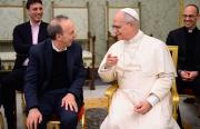 El director italiano Roberto Benigni habla de cine con el papa León XIV