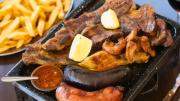 Qué tiene la parrillada de casi $140.000 que ofrecer un mítico bodegón