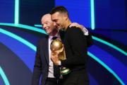 Gianni Infantino le pidió disculpas a Scaloni y dejó que tocara la copa del mundo