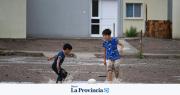 Las postales que dejó la lluvia en Iglesia: los niños aprovecharon para jugar en los charcos