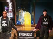 Detuvieron a cuatro personas por lanzar comida contra una vitrina que protege las joyas de la corona británica