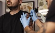 Por qué la tinta de los tatuajes puede modificar la eficacia de las vacunas