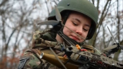 (VIDEO) Las mujeres ucranianas asumen roles de combate mientras la tecnología transforma el campo de batalla