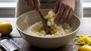 Mezclar harina con cáscaras de limón: por qué recomiendan hacerlo y para qué sirve