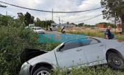 Choque y vuelco en la zona oeste de La Plata: dos autos involucrados y heridos 