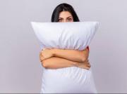 Fácil y natural: fórmula casera para eliminar las manchas amarillas de las almohadas