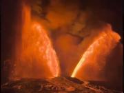 Impresionantes videos de la triple erupción del volcán Kilauea en Hawái: chorros de lava y una gigantesca nube de humo negra