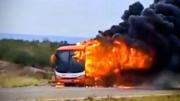 Un micro que trasladaba docentes y alumnos de San Rafael se incendió por completo camino al aeropuerto