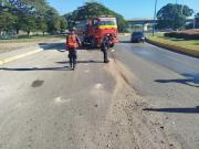 Bomberos controlaron derrame de combustible en la redoma de El Avión