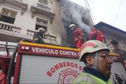 Un incendio consume casa colonial en la calle Sagárnaga de La Paz
